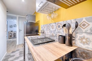 Refrigerador, microondas, horno, placa de cocina