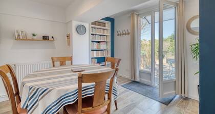 Toit Pour Vous in Maurens – Relaxing Village Getaway with Garden and Pool