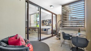 Una sala de estar moderna con un sofá, sillones y un comedor.