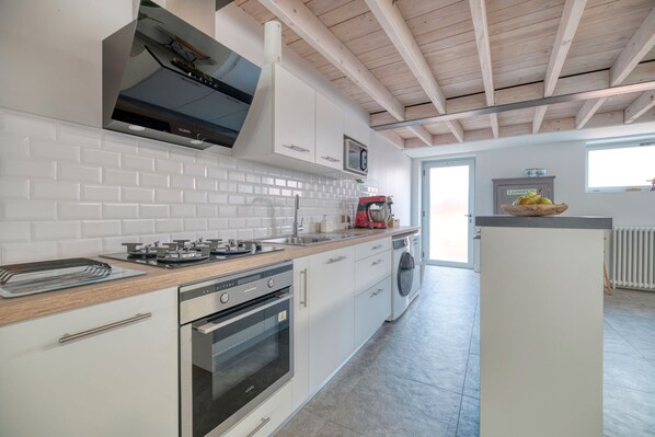 Frigorífico, microondas, horno y placa de cocina