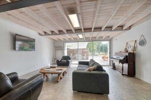 Guesthouse 'Domaine En Castanet' with Shared Pool, Private Garden and Wi-Fi