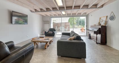 Guesthouse 'Domaine En Castanet' with Shared Pool, Private Garden and Wi-Fi