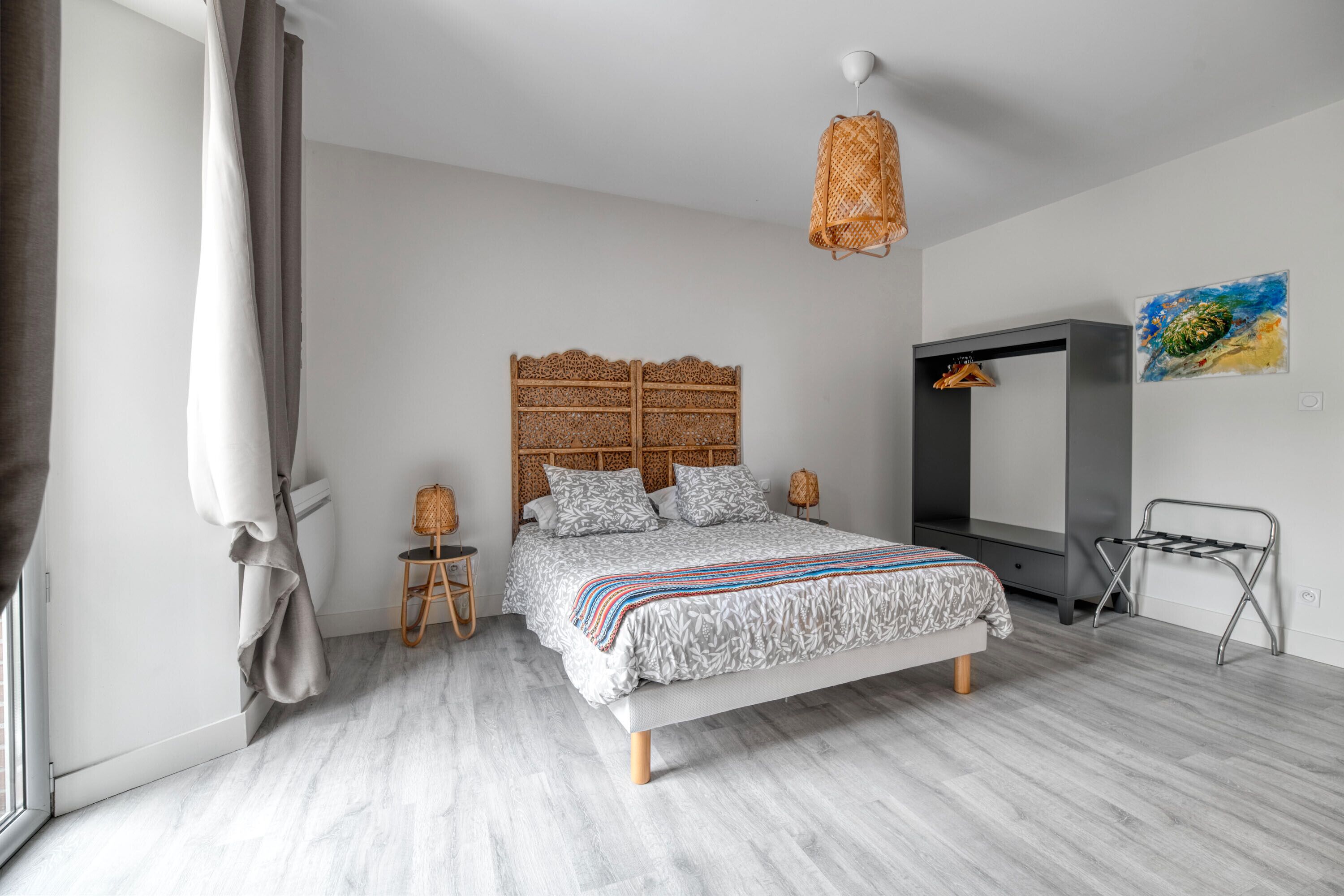 3 bedrooms, iron/ironing board, WiFi, bed sheets