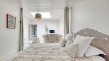 3 habitaciones, tabla de planchar con plancha, wifi y ropa de cama