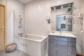 Dusche, Haartrockner, Handtücher