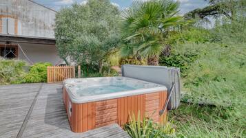 Tina de hidromasaje al aire libre