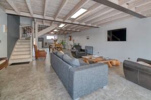 TV - Guesthouse 'Domaine En Castanet' with Shared Pool, Private Garden and Wi-Fi (Caraman)