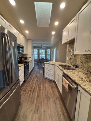 Microwave, oven, stovetop, dishwasher - Enjoyable chalet with AC in Spring Hill - 2 bedrooms (Spring Hill)