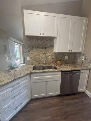 Microwave, oven, stovetop, dishwasher - Enjoyable chalet with AC in Spring Hill - 2 bedrooms (Spring Hill)