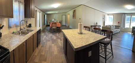 内装. Enchanting and relaxing 4-bedroom pine house with plenty outdoor space to enjoy.