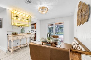 Interior - Beechwood Bungalow! Spacious 4-bedroom house with pool in charming Fort Myers (Fort Myers)