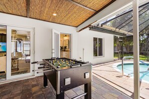 Terrace/patio - Beechwood Bungalow! Spacious 4-bedroom house with pool in charming Fort Myers (Fort Myers)