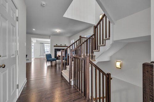 Executive 4BDRM Home | Close to Airport/Downtown