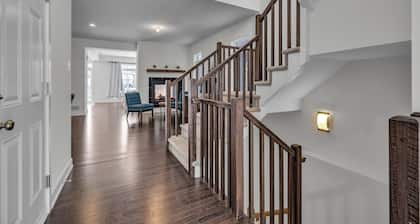 Executive 4BDRM Home | Close to Airport/Downtown