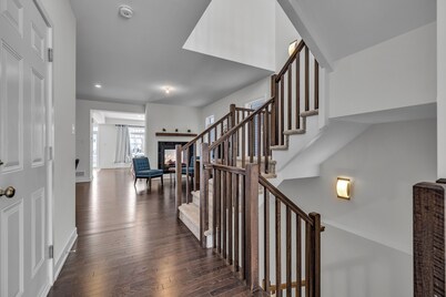 Executive 4BDRM Home | Close to Airport/Downtown