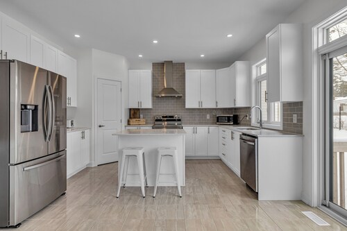 Executive 4BDRM Home | Close to Airport/Downtown