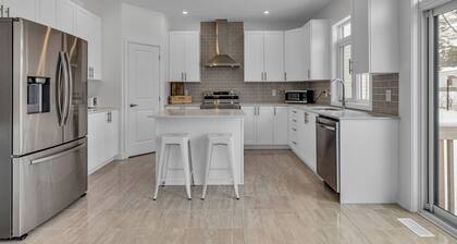 Executive 4BDRM Home | Close to Airport/Downtown