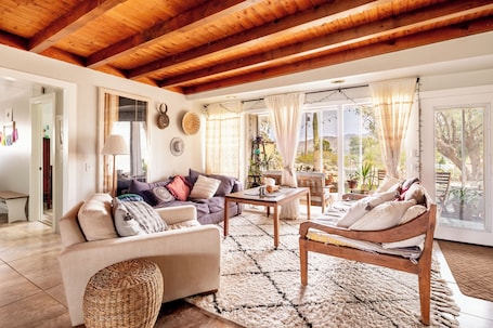 Living area. Rustic Retreat — 3b/2ba home + desert gardens
