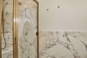 Apartment | Bathroom | Hair dryer, towels, shampoo - Sublime new Flat Louvre Palais-royal (Paris)