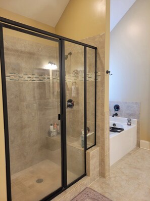 Towels, shampoo, toilet paper