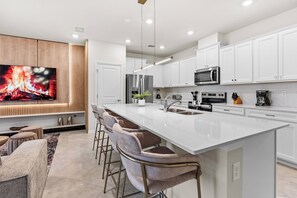 Een magnetron, een oven, een kookplaat, een vaatwasser