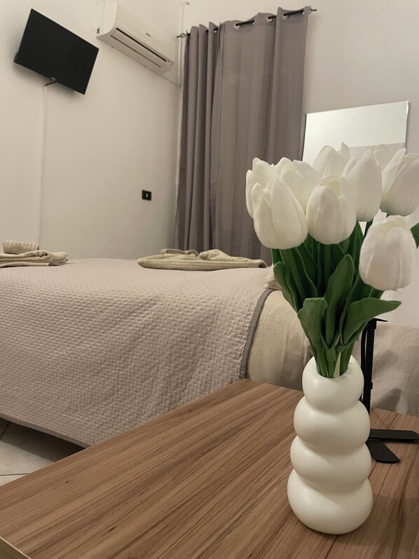 2 bedrooms, iron/ironing board, internet, bed sheets