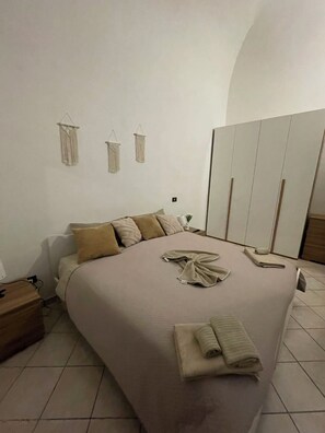 2 bedrooms, desk, iron/ironing board, internet