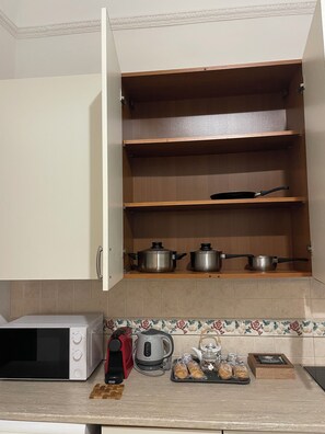 Microondas, horno, placa de cocina