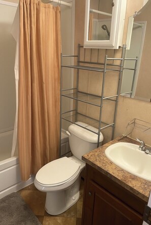 Towels, soap, toilet paper - Tranquil cottage with AC in Crystal Springs (Crystal Springs)