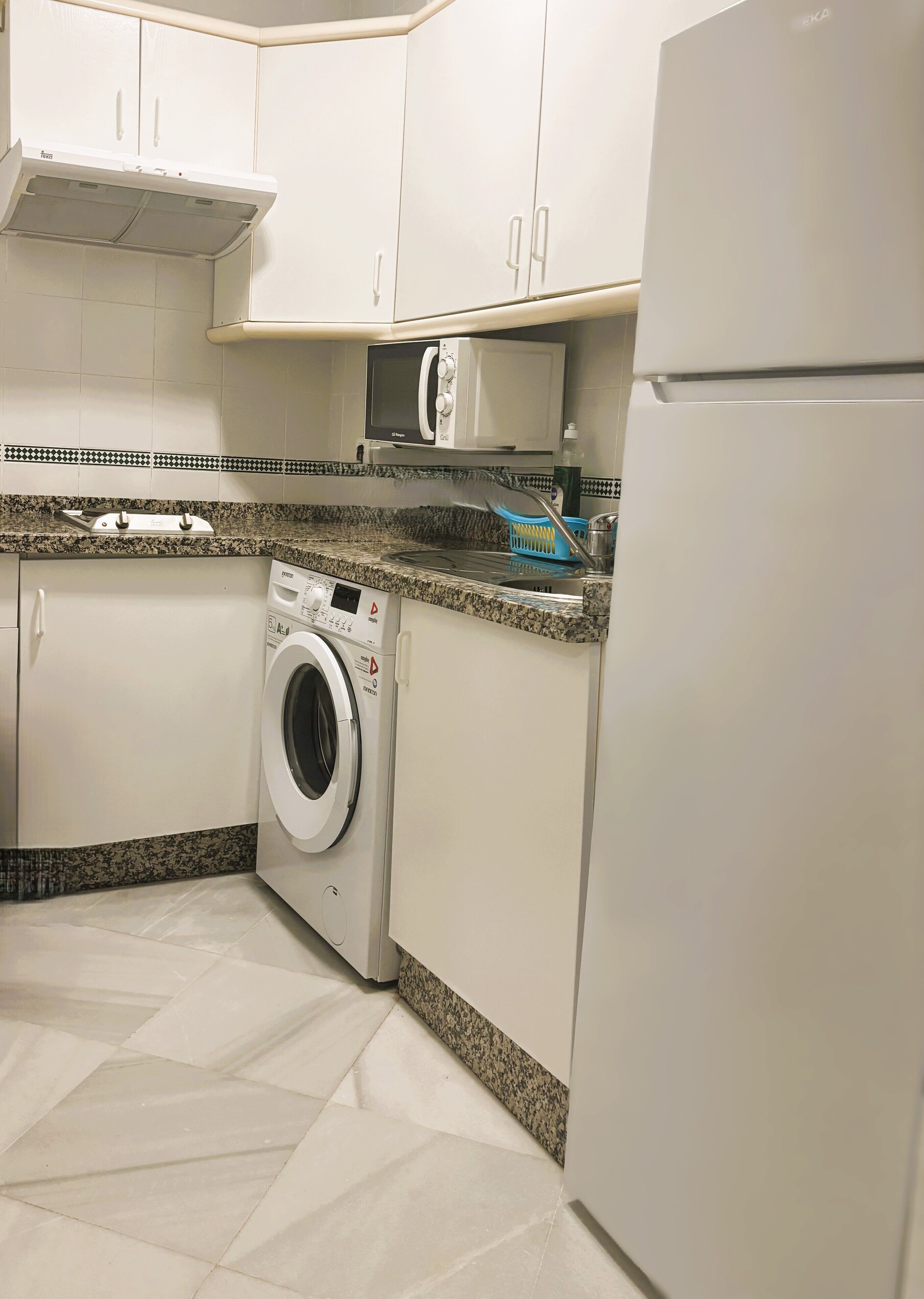 Refrigerador, microondas, parrilla de estufa y utensilios de cocina 