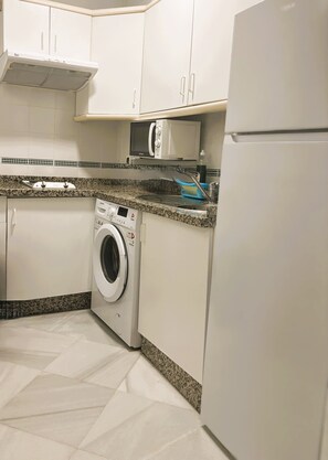 Fridge, microwave, stovetop, cookware/dishes/utensils