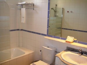 Apartamento, 1 habitación | Baño | Secador de pelo, toallas, jabón y champú