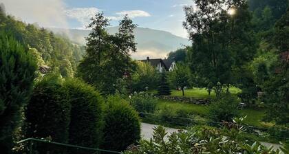 Ferienhaus Oesterle - Idyllisches Schwarzwaldhaus am Bach mit Terrasse & Balkon