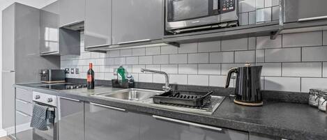 Jääkaappi, mikroaaltouuni, uuni, liesi