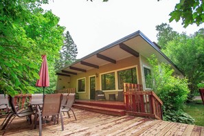 Outdoor dining - Le Sous-Bois Ski in/out + Spa (Saint-Donat-de-Montcalm)