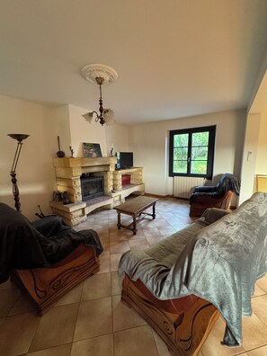 TV - Country house 4-6 persons (Pontours)