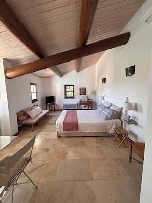 Habitación doble Deluxe, vista a la alberca | Insonorización, tabla de planchar con plancha y wifi gratis