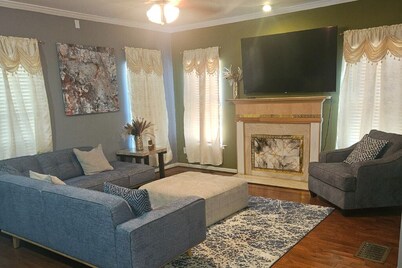 Stylish Private Room & Bath Near GWCC, Mercedes-Benz, State Farm & Ga Aquarium