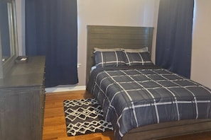 1 slaapkamer, een strijkplank/strijkijzer, wifi, beddengoed