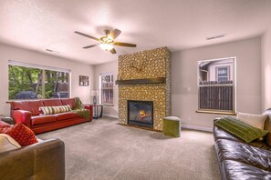 TV - Flagstaff Retreat w/ Hot Tub + Fireplace (Flagstaff)