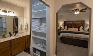 3 室のベッドルーム、アイロン / アイロン台、旅行用ベビーベッド、WiFi