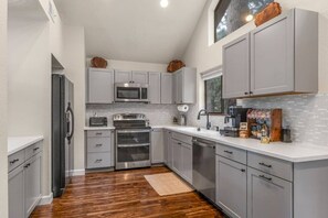 Fridge, microwave, oven, stovetop - Flagstaff Retreat w/ Hot Tub + Fireplace (Flagstaff)