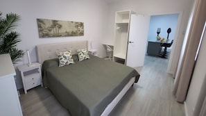 5 bedrooms, desk, iron/ironing board, internet