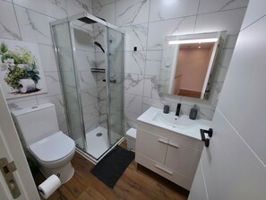 Dusche, Haartrockner, Handtücher