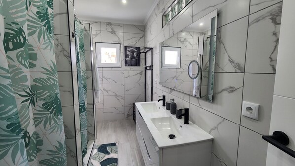 Shower, hair dryer, towels