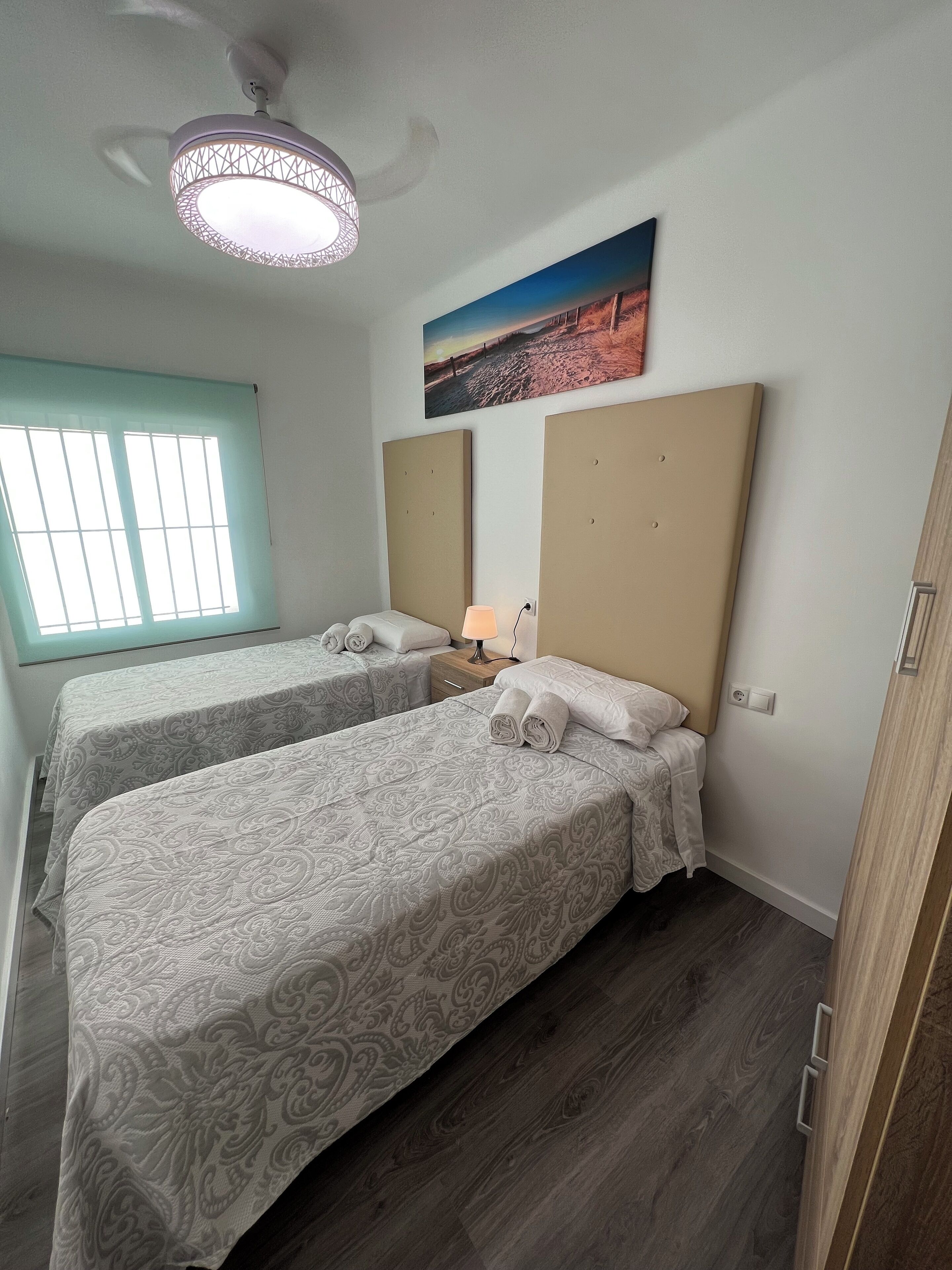 3 slaapkamers, een strijkplank/strijkijzer, internet, beddengoed