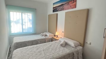 3 slaapkamers, een strijkplank/strijkijzer, internet, beddengoed