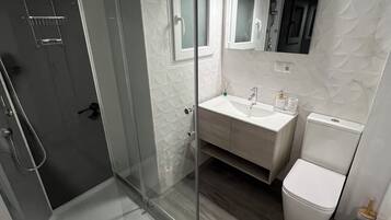 Een douche, een haardroger, handdoeken, toiletpapier
