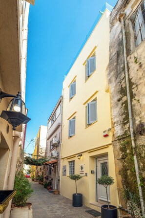 Exterior - Right in the middle of the historic old town offering an elegant and modern stay (Chania)