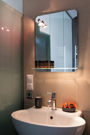 Shower, hair dryer, towels, soap - Right in the middle of the historic old town offering an elegant and modern stay (Chania)